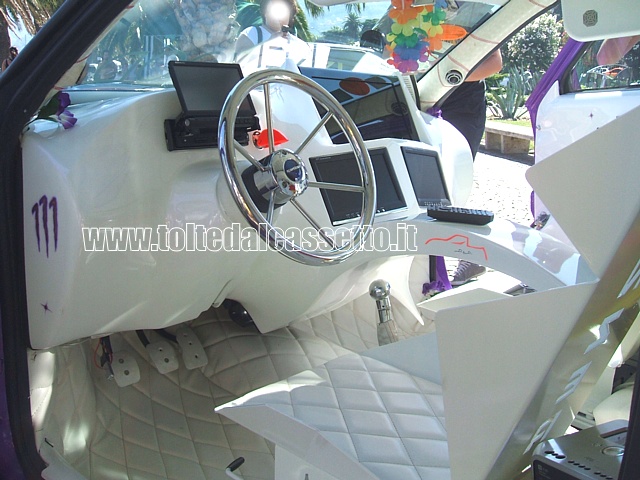 TUNING - Posto guida e interni bianchi di Fiat Punto concept allestita dalla Carrozzeria Menegazzo