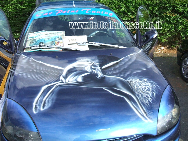 TUNING - Una FORD PUMA con cofano azzurro cielo sul quale campeggia un cavallo alato che si libra nell'aria