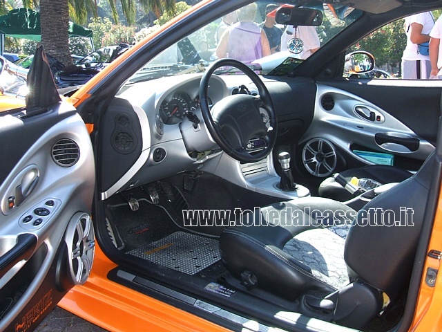 TUNING - Posto guida, interni grigio-nero e diffusori Hertz Special Car Stereo di una Hyundai Coup