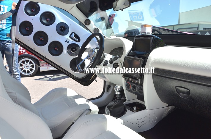 TUNING - Raffinato interno in pelle bianca con decorazioni di perline