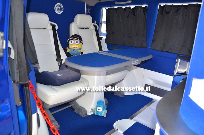 TUNING - Furgone-van Mercedes Benz con interno bianco/azzurro stile salotto