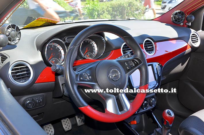 TUNING - OPEL Adam con volante e cruscotto di colore rosso/nero