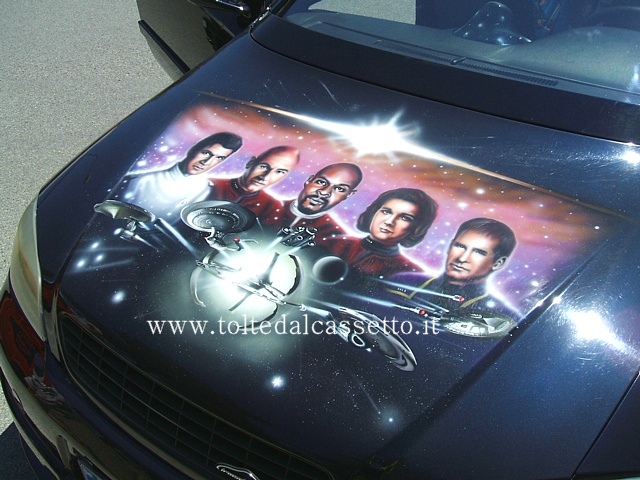 TUNING - Cofano di OPEL ASTRA con disegno aerografato dei personaggi di Star Trek