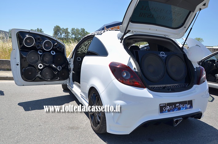 TUNING - Opel Corsa OPC con car audio da competizione. La portiera  dotata di altoparlanti SPL e Impact (16 in tutto). Il bagagliaio contiene due mastodontici subwoofer