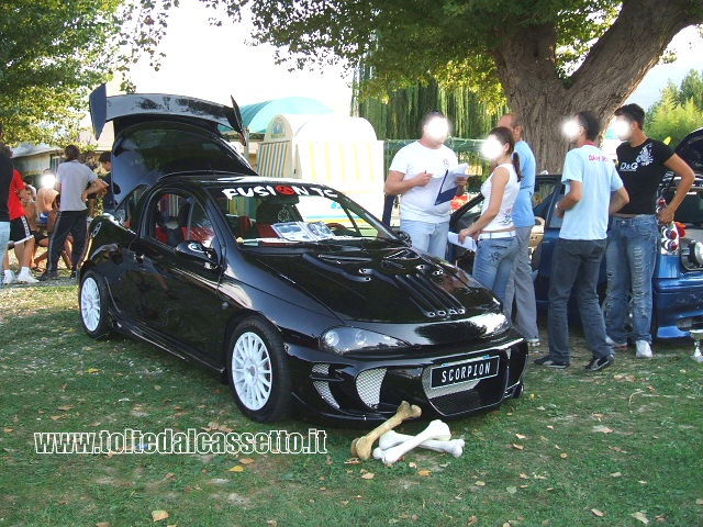 TUNING - Una OPEL Tigra con carrozzeria nera