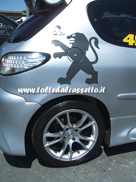 TUNING - Una PEUGEOT 206 reca disegnato sulla fiancata il leone simbolo della casa costruttrice