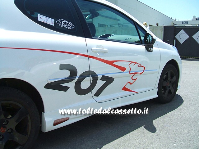 TUNING - Una PEUGEOT 207 reca sulla fiancata il numero del modello dell'auto e il leone stilizzato della casa costruttrice