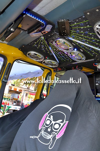 TUNING - Tettuccio di RENAULT Kangoo con impianto audio stile "Disco Dance"