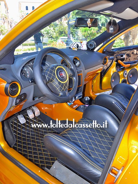 TUNING - Posto guida di SEAT Ibiza con interni di colore giallo oro e nero