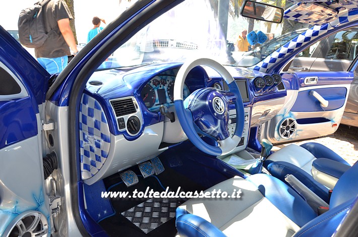 TUNING - Posto guida, selleria in pelle e interni in tinta bianco/blu di una VOLKSWAGEN Golf TDI