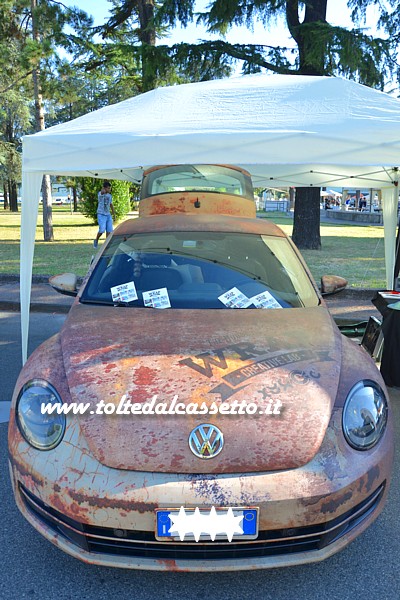 TUNING - Carrozzeria di VOLKSWAGEN New Beetle personalizzata con la tecnica del "wrapping" dagli specialisti di una nota azienda versiliese