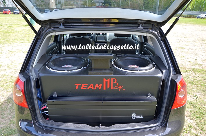 TUNING - Bagagliaio di VOLKSWAGEN GOLF con power amplifier GROUND ZERO GZ e due subwoofer LFR Audio