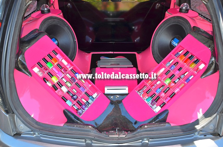 TUNING - Autovettura di una lady nel cui bagagliaio troviamo un amplificatore IMPACT LS 60.4, due subwoofer CORAL Evolution e una vasta collezione di... cosmetici