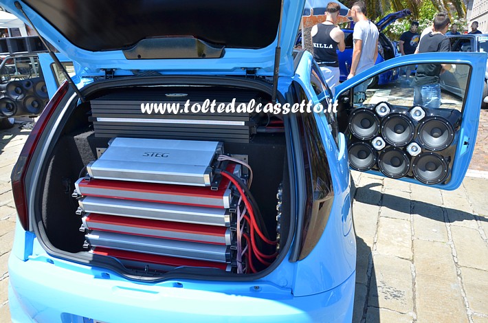 TUNING - Bagagliaio da competizione di FIAT Punto nel quale sono incolonnati 6 power-amplifier STEG (modelli K2.03 e K2.04)