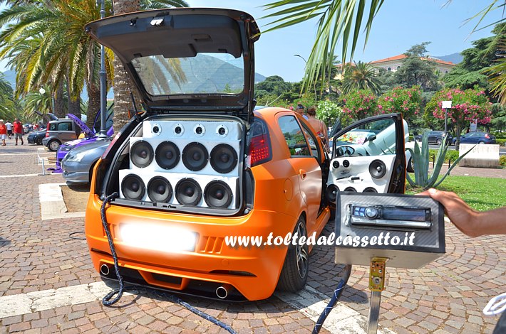 TUNING - Bagagliaio da competizione di FIAT Punto con 8 woofer GME SL 1050 MR e 4 tweeter STEG