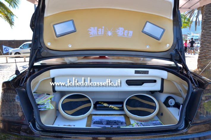TUNING - Bagagliaio di BMW Cabrio con due casse acustiche