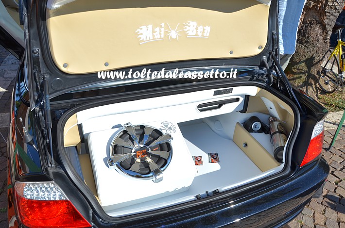 TUNING - Bagagliaio di BMW Serie 3 con subwoofer Hertz SPL Show