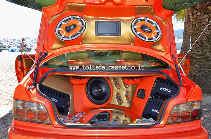 TUNING - Bagagliaio di BMW Serie 3 con amplificatori Audison SR4 e SR2 e altoparlanti Hertz