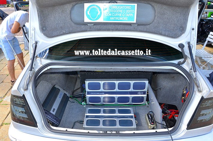 TUNING - Bagagliaio di BMW Serie 3 con elettronica AUDISON LPx 2.9 e EM-PHASER EA480 / EA18000