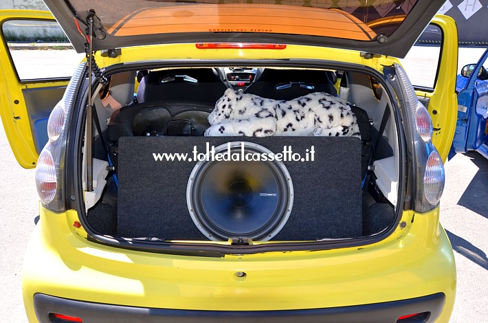 TUNING - Bagagliaio di CITROEN C1 con subwoofer HERTZ