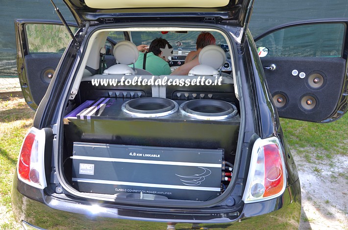 TUNING - Bagagliaio di FIAT 500 con amplificatore di potenza IMPACT (classe D da competizione) e due subwoofer THS