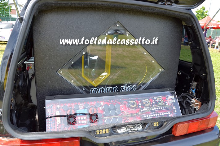 TUNING - Bagagliaio di FIAT 600 con elettronica da competizione GROUND ZERO