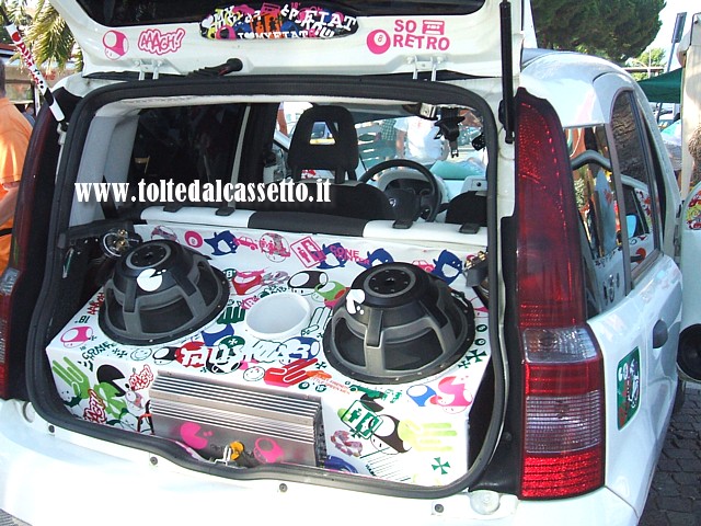 TUNING - Bagagliaio di Fiat Panda 1000 con amplificatore Audiola e altoparlanti Hertz (car audio da competizione)