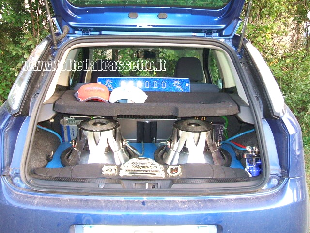 TUNING - Bagagliaio di Fiat Punto con diffusori acustici