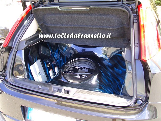 TUNING - Bagagliaio di FIAT Punto con subwoofer ALPINE Type-X da 12 pollici (SWX-1243D)