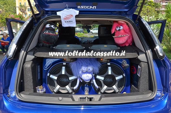 TUNING - Bagagliaio di FIAT Punto con due subwoofer CORAL XPL 12 e due subwoofer JBL. L'amplificatore (incassato sulla destra)  un TEC SQ 30.2