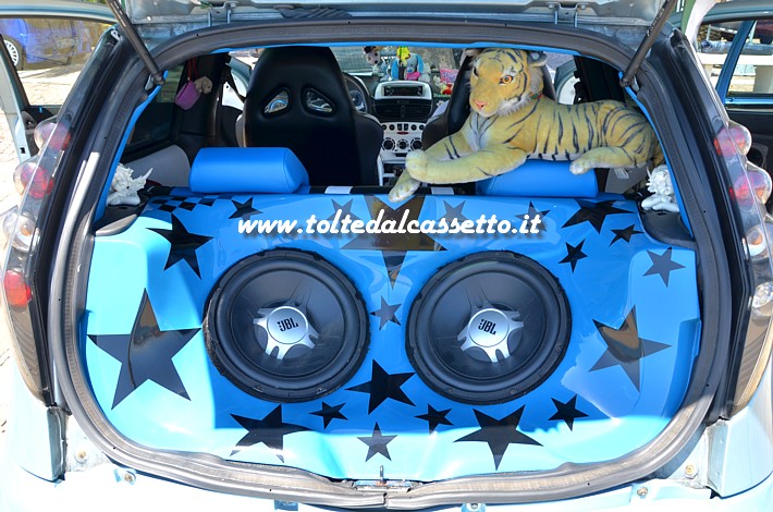 TUNING - Bagagliaio di FIAT Punto con due subwoofer JBL