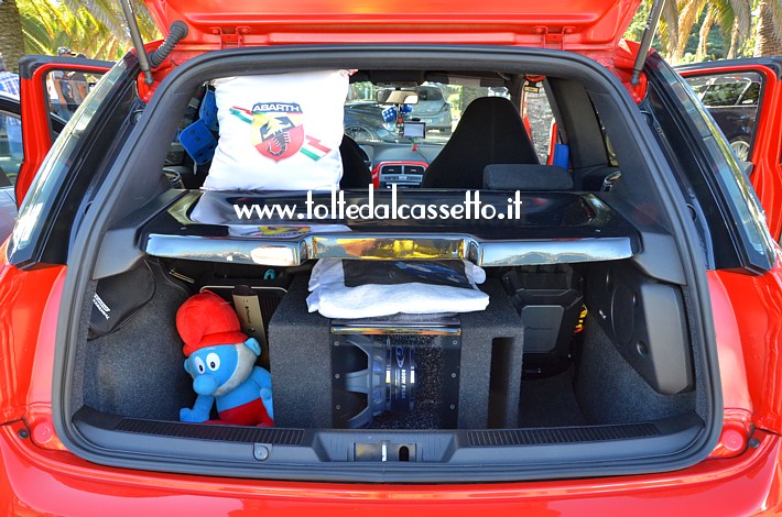 TUNING - Bagagliaio di FIAT Punto Abarth con subwoofer ALPINE da 12", modello SWG-1244 (250 Watt RMS, 800 Watt Peak). L'elettronica  fornita dalle marche PHONOCAR (a sinistra) e PIONEER (a destra)