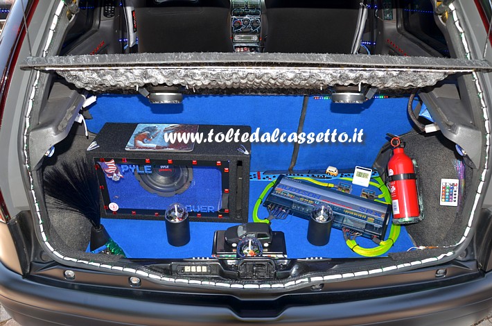 TUNING - Bagagliaio di FIAT Punto GT con power amplifier AUDISON SRX5 (cinque canali) e cassa acustica PYLE POWER