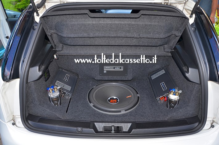 TUNING - Bagagliaio di FIAT Punto con elettronica HERTZ e AUDISON. Il subwoofer  un SPL Show della HERTZ