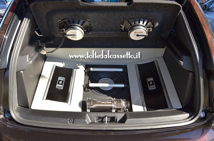 TUNING - Bagagliaio di FIAT Punto con elettronica e subwoofer JBL. Sul pianale si vedono altri due Automotive Loudspeaker JBL modello GTO935e (100 Watt RMS, 300 Watt Peak)