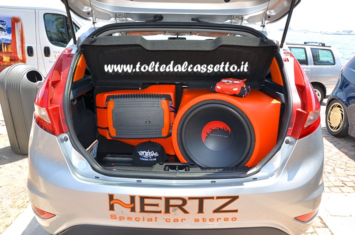 TUNING - Bagagliaio di FORD Fiesta con amplificatore HERTZ HE 4 e subwoofer DRAGSTER DWA-155