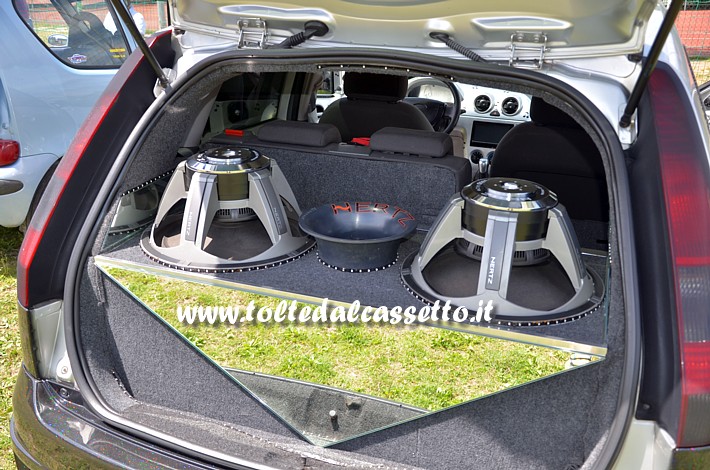 TUNING - Bagagliaio di FORD Fiesta con due subwoofer HERTZ SPL Show