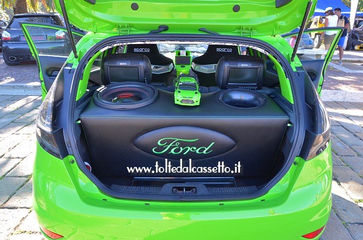 TUNING - Bagagliaio di FORD Fiesta con diffusori ed elettronica DIGITAL DESIGNS. L'amplificatore  il modello M3b