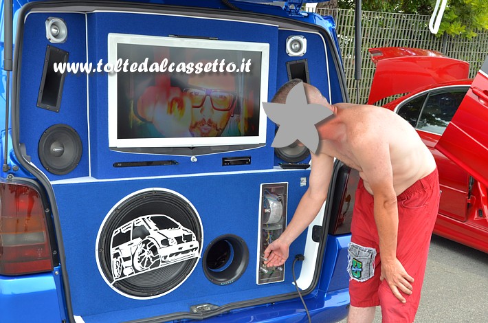 TUNING - Bagagliaio di furgone MERCEDES con terminale video e altoparlanti SOUNDSTREAM