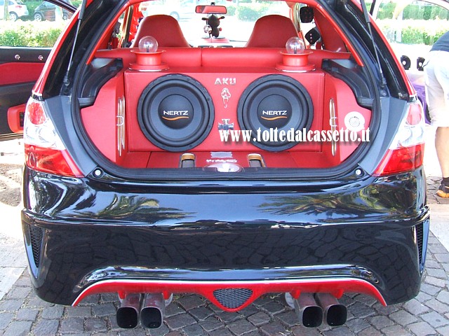 TUNING - Bagagliaio di Honda Civic con due subwoofer Hertz