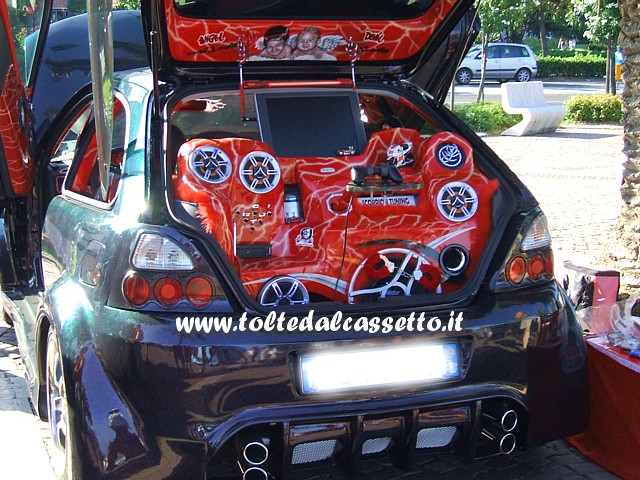 TUNING - Bagagliaio di HONDA Civic con altoparlanti THUNDER e console PS3