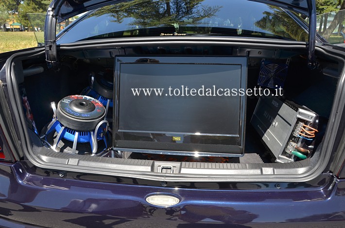 TUNING - Bagagliaio di Opel Astra con amplificatore Hifonics Brutus - subwoofers Power Acoustik Mofo 124X (2.700 watt max power) - schermo video Thes (car audio da competizione)