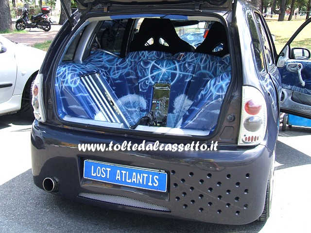 TUNING - Bagagliaio di OPEL Corsa finemente disegnato da un artista del settore. In bella evidenza un power capacitor VOODOO ed un power amplifier AUTOTEK Stealth XS series