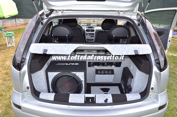 TUNING - Bagagliaio di OPEL Corsa con car-audio da competizione ALPINE. Spicca il subwoofer SWG-1244 (30 cm / Peak Power: 800 Watt / 4-Ohm )