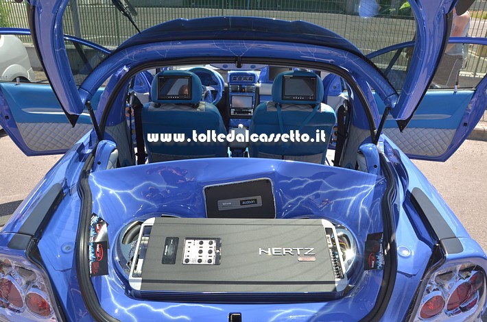 TUNING - Bagagliaio di Opel Tigra con amplificatore Hertz HP5 (finale a 5 canali in classe AB da 980W RMS totali) e Bit-One digital audio processor Audison