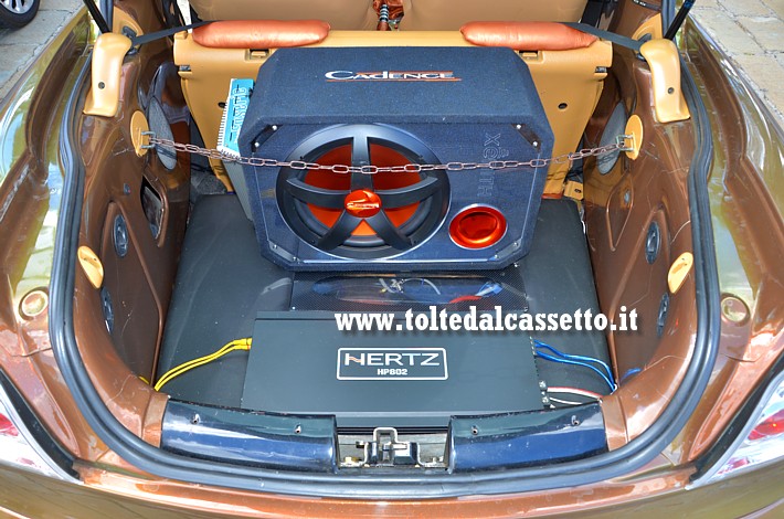 TUNING - Bagagliaio di OPEL Tigra con subwoofer in cassa CADENCE Xenith XBP121 e amplificatore a due canali HERTZ HP802