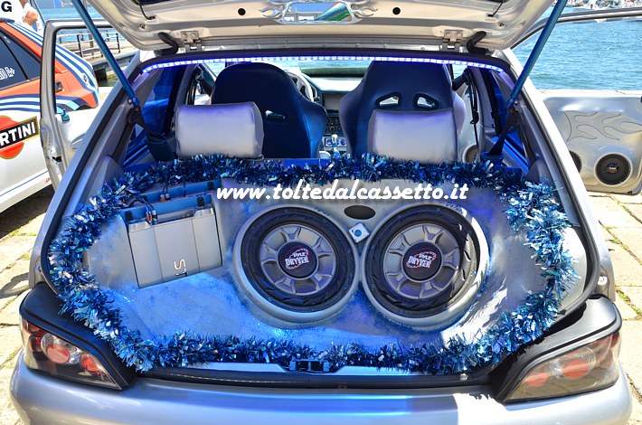 TUNING - Bagagliaio di Peugeot 106 con power-amplifier Steg K2.02 e due subwoofer Pyle Driver PLD15WD da 4000 watt