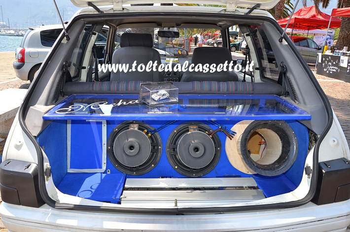 TUNING - Bagagliaio di PEUGEOT 106 con due subwoofer HERTZ HX 250 da 900 watt. Sul pianale c' un power amplifier PHONOCAR da 2000 watt