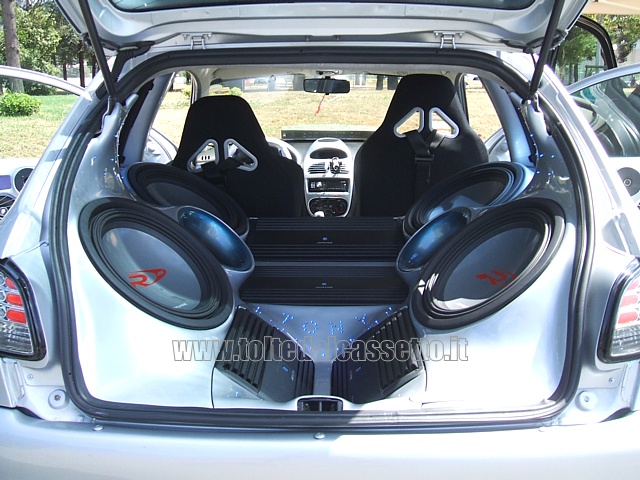TUNING - Bagagliaio di Peugeot 206 con car audio Alpine da competizione (subwoofer della linea SWR)