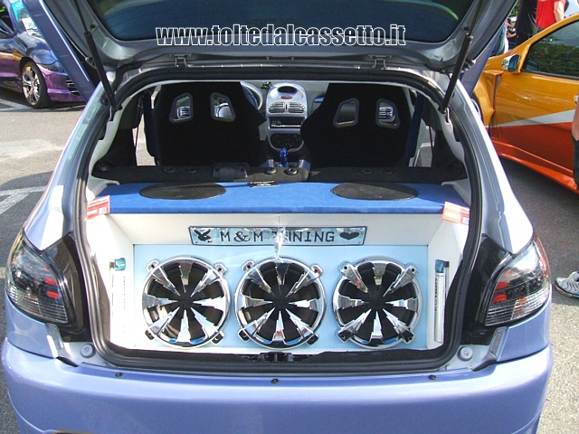 TUNING - Bagagliaio di Peugeot 206 con diffusori acustici